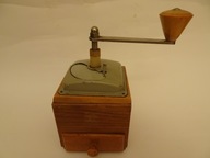 Stary drewniany młynek, ręczny młynek do kawy, pieprzu, młynek Prl