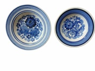 WŁOCŁAWEK 2 MISKI FAJANS NIEBIESKIE KWIATY MISECZKI SYGNATURA PRL