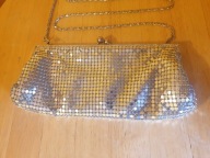 Elegancka srebrna torebka z łańcuszkiem wysadzana srebrnymi kwadracikami