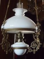 Wisząca lampa naftowa.