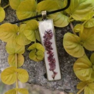 Zawieszka z żywicy i kwiatów wrzośca