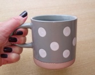 KUBEK Z TERAKOTY Z UCHEM W KROPKI