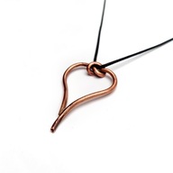 Wisiorek z miedzi w kształcie serca z supłem - amulet.