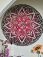 Dekoracja ścienna Mandala robiona na szydełku