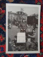 PRL Kraków Rynek kobiety wózek gołębie 50te (315c)