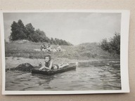 Fotografia PRL kobieta materac dmuchany (880b)