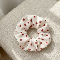 Scrunchie gumka do włosów kremowa w bordowy wzór serca koreańska estetyka