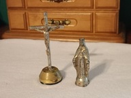Figurka Matki Boskiej oraz krzyżyk
