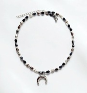 Naszyjnik z szklanych koralików w kolorze czarnym