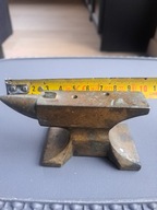 Stare mosiężne kowadło.