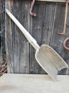 Stara drewniana łopata szufla do ziarna, wystrój ogrodu chaty Agroturystyka