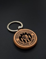 Drewniany brelok Zagłębie Lubin – grawer z logo, prezent dla kibica