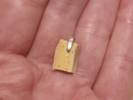 ZAWIESZKA Z BURSZTYNEM BIAŁYM