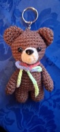 Uroczy Miś Breloczek – Rękodzieło Amigurumi & Serce dla Latarni!