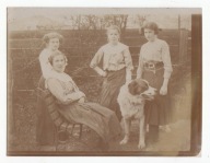 CZTERY PANNY I PIES BERNARDYN OK. 1910