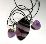 Agat i kryształ, fioletowy wisiorek i kolczyki serduszka, komplet