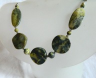 Zielony serpentynit, kamień odwagi, naszyjnik