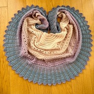 Handmade półokrągła chusta ombré na szydełku - wzór Dandelion