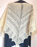 CHUSTA AŻUROWA Z WEŁNY OWCZEJ RĘCZNIE PRZĘDZONA KOLOR ECRU