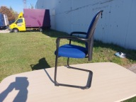 Fotel z podłokietnikami na nogach niebieski STEELCASE 