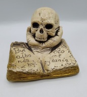 Czaszka na dłoni BYĆ albo nie BYĆ oto jest pytanie