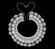 KOŁNIERZYK - szydełkowy, wewnętrzna krawędź 50cm, szerokość 8cm