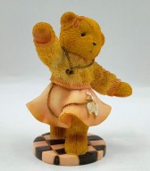 z kolekcji Cherished Teddies MISIA z pudelkiem na różowej sukience