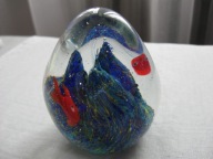 SZKLANY PRZYCISK MURANO OWAL CZERWONE RYBKI NA RAFIE