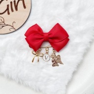 Kokardka broszka z literką i aniołem stróżem do wózka dla dziecka