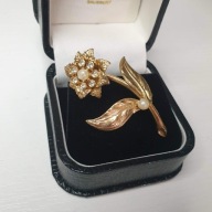 Stara broszka kwiat z perełką złoty kolor vintage 5 cm