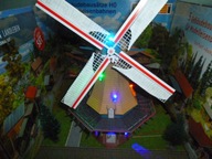 Młyn Wiatrowy z Elektrycznym Napędem Łopat i Oświetleniem LED