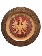 Talerz drewniany z motywem orła w koronie.