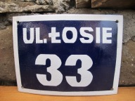 Stara emaliowana tablica z numerem domu i ulicą