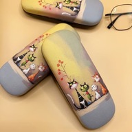 ETUI NA OKULARY Z KRESKÓWKOWYM KOTEM OTWIERANE MOCNE PLASTIK ANIME ŁADNE