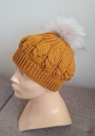 Miodowa damska czapka z pomponem - HANDMADE