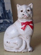 Kot - stara żeliwna skarbonka.