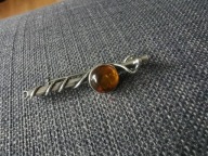 Srebrna stara broszka z bursztynem