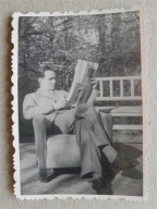 Mężczyzna fotel gazeta (61b)