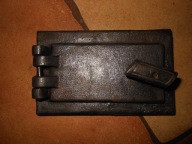 STARE DRZWICZKI ŻELIWNE WYCZYSTKA KOMINOWA