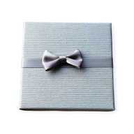 Pudełko jubilerskie prezentowane na prezent na biżuterię bransoletkę