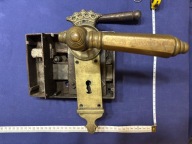 stary duży zamek do drzwi lub furty typ puszkowy komplet z klamką i szyldem