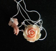 Delikatne, kremowo-różowe róże z korala, wisiorek i kolczyki