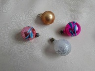 Cztery małe stare bombki z czasów PRL