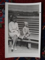 PRL kobieta dziecko ławka moda 60te (211c)