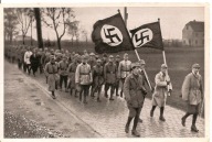 NIEMCY -SWASTYKA MARSZ -1923 ROK -fotografia