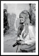 A2 PLAKAT OBRAZ BRIGITTE BARDOT Z APARATEM, FILM KINO, CZARNO BIAŁY