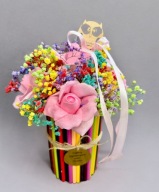 Flowerbox z róż mydlanych i gipsówki/kredki DLA NAUCZYCIELA-NAPISY I KOLORY