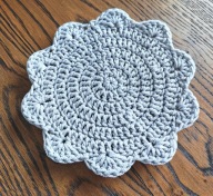 Podkładka pod kubek 13 cm ręcznie robiona ze sznurka srebrna