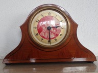 STARY ZEGAR KOMINKOWY Z CZERWONYM OBRAZKIEM NA TARCZY