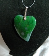 Duże, zielone serce z agatu, wisiorek na rzemyku